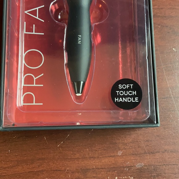 Brand new fan brush. - Picture 2 of 5